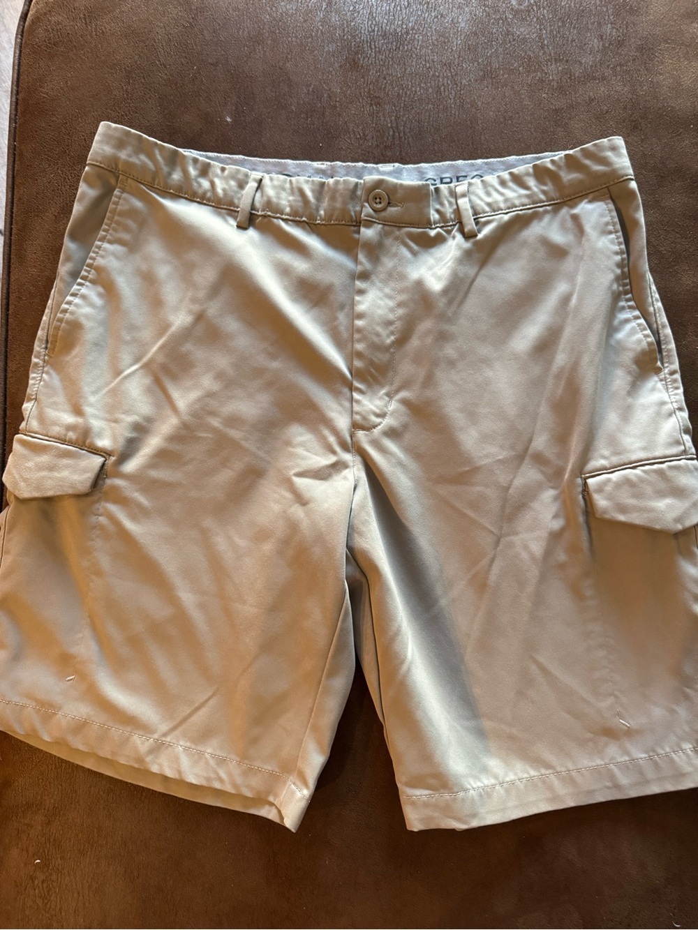 Greg Norman Collection Men's Cargo Shorts in Light Khaki